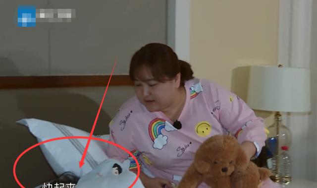 关晓彤|关晓彤还在睡觉，贾玲拉着华晨宇闯入，花花的站姿是对妹妹的尊重