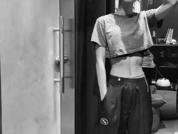 阿黛尔|「顶流女星」性感照曝光后，粉丝不仅脱粉，还要骂她「恶心」？