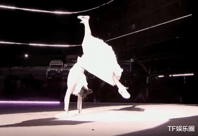 张艺凡|张艺凡机场偶遇超模何穗，姐姐拥她入怀并宠溺摸头，张艺凡身高是亮点