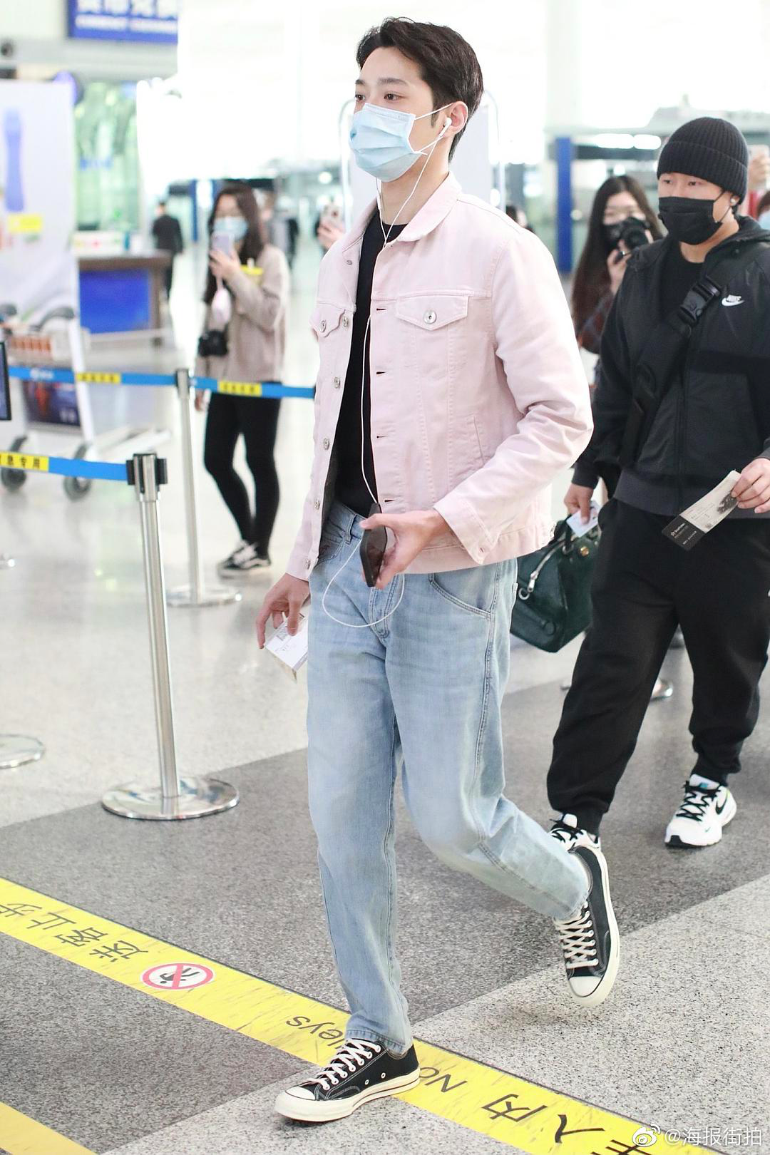 明星|男明星最新机场照，张哲瀚龚俊行动力极强，赖冠霖直接换成了拖鞋