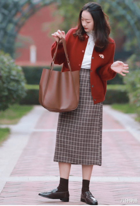 八分穿搭 “羊羔毛外套”大势已去,“毛衣”才是今年最火单品,时髦又百搭