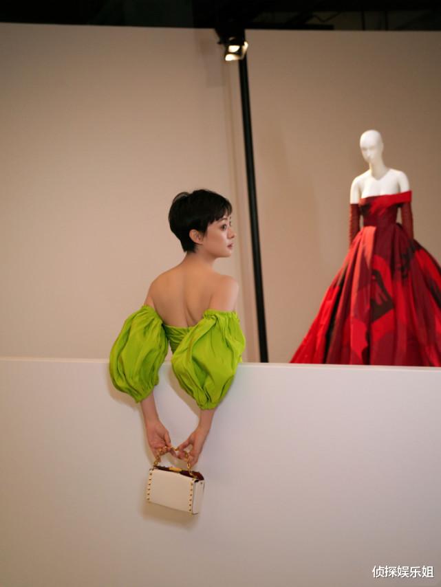 孙俪|孙俪罕穿绿色抹胸裙亮相，留利落短发优雅大方，生图被赞很瘦很美