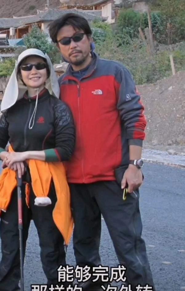 小姐姐|前央视主播徐俐秀恩爱，晒旧照老公高大又帅气，俩人挽手好般配