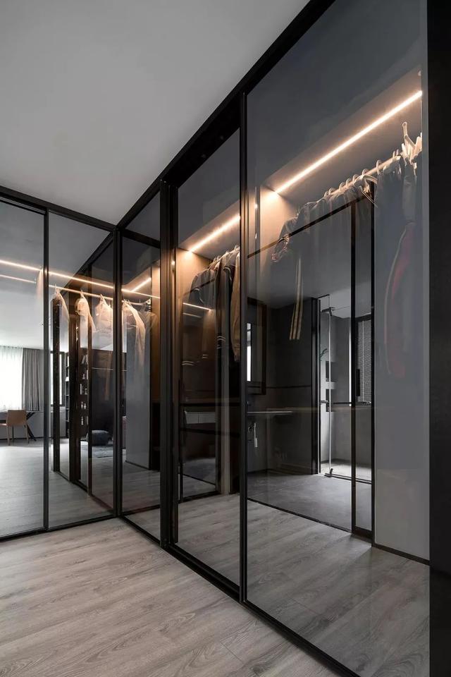 |400㎡现代，简约高级灰，加入红色的点缀，营造时尚高级的美