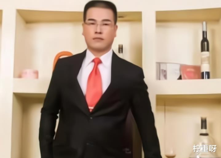 柠重呀 离谱！网友晒图党律师曾出现在网红直播间，直播背景为啥一模一样