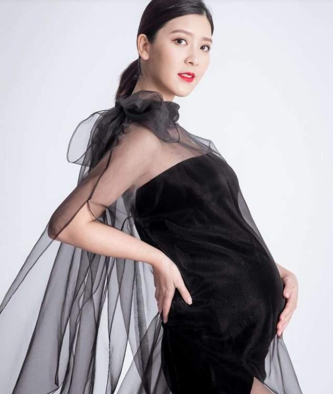 恭喜！27歲香港著名女星懷孕近9月即將臨盆，巨大孕肚成焦點-圖4
