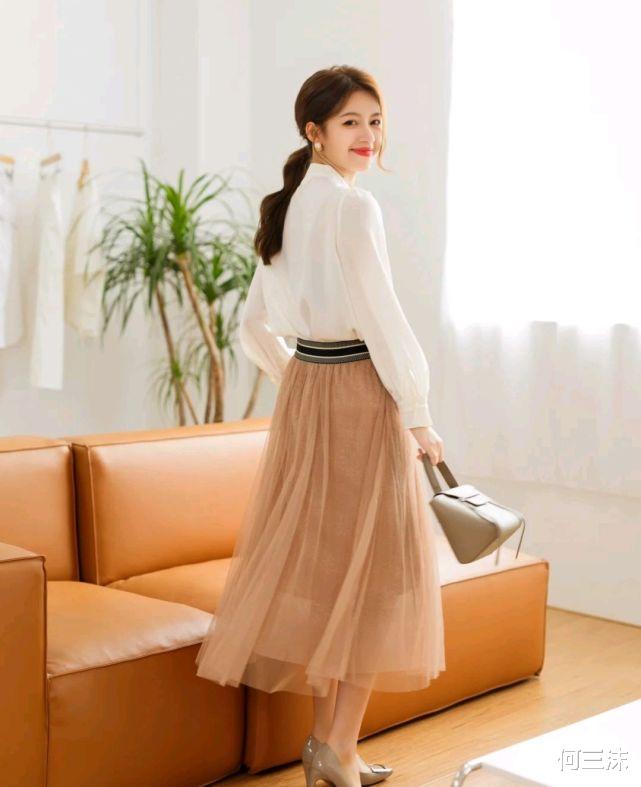 何三沫|初秋穿搭不用纠结，有气质的穿搭或俏皮穿搭，都是不错的选择