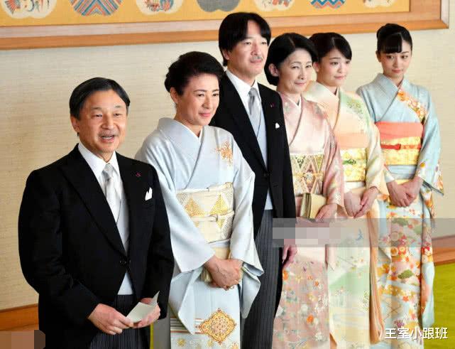 日本皇室的颜值担当佳子公主,接替真子的公务,一袭蓝衣端庄大气