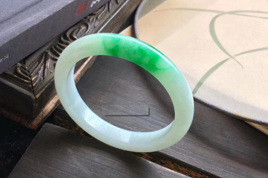 |b货翡翠手镯对人体有害吗