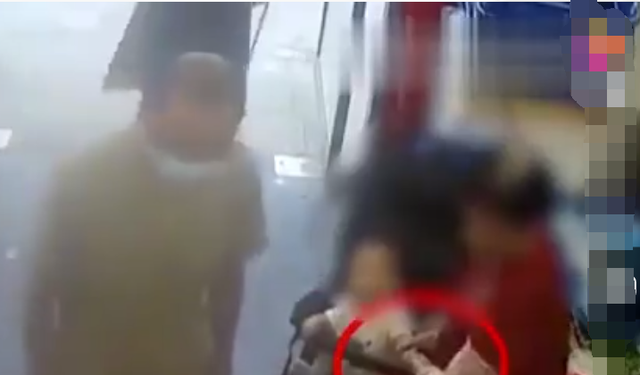 江苏苏州,老人8秒2次暴力强拽婴儿金手镯,只为回家给自己孙子戴