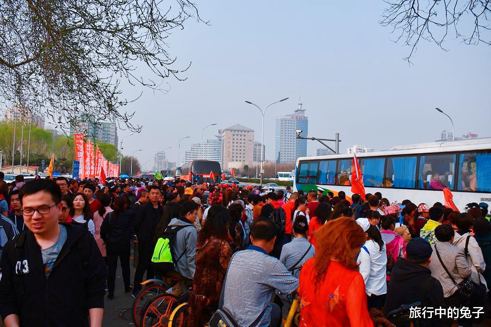 西藏 老外不懂“上车睡觉下车尿尿到景区拍照”的旅游方式，为啥受欢迎？