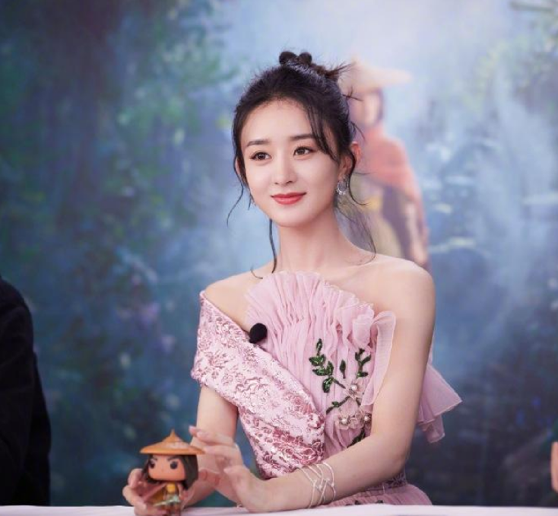 赵丽颖|赵丽颖弟弟：浓眉大眼不输冯绍峰，在家打工照顾父母，妻子像明星