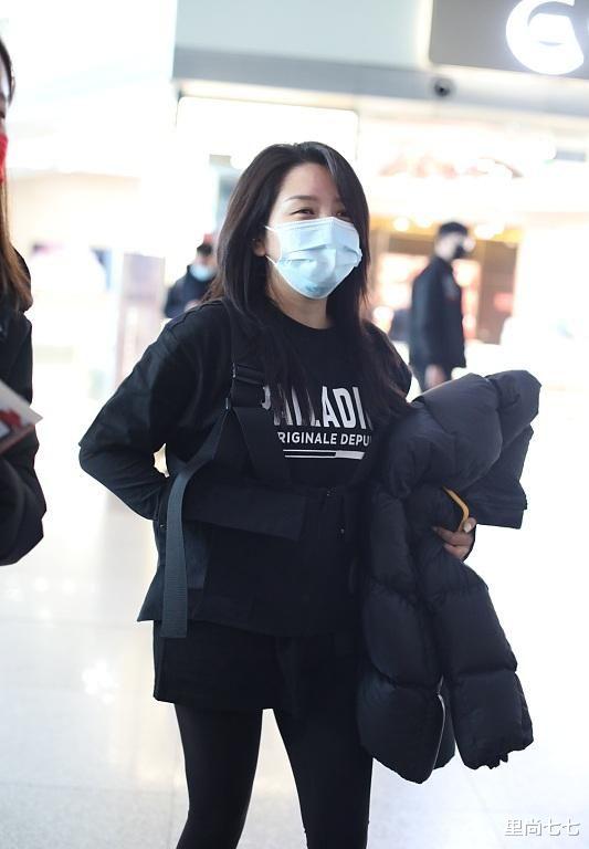 马甲 何洁减肥不成功还瞎折腾,穿“救生员马甲”翻车,搭配迷惑太显胖