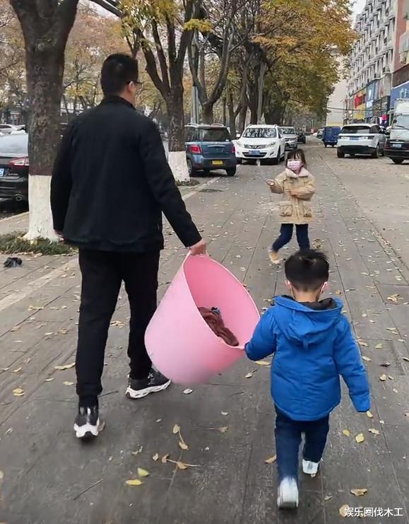 许敏|田静晒爷仨去搓澡视频，一家人基因太强，背影跟姚爸许妈一模一样