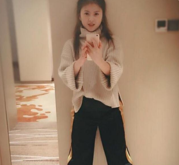 十万个家居为什么|沈腾晒出自己的家，头戴蝴蝶结收拾碗筷，在家既朴素又宠爱妻子