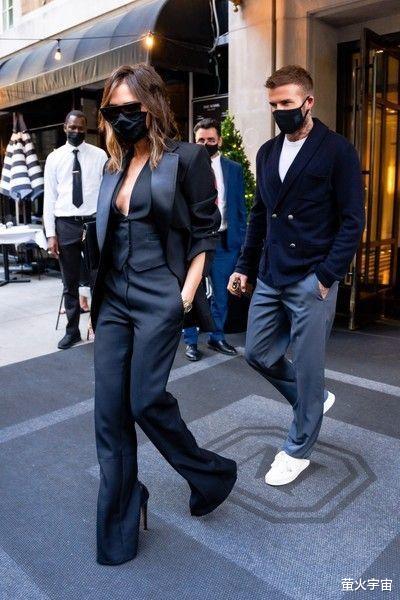 贝克汉姆|贝克汉姆22岁长子到巴黎，弯腰驼背洋洋得意，26岁未婚妻像机器人