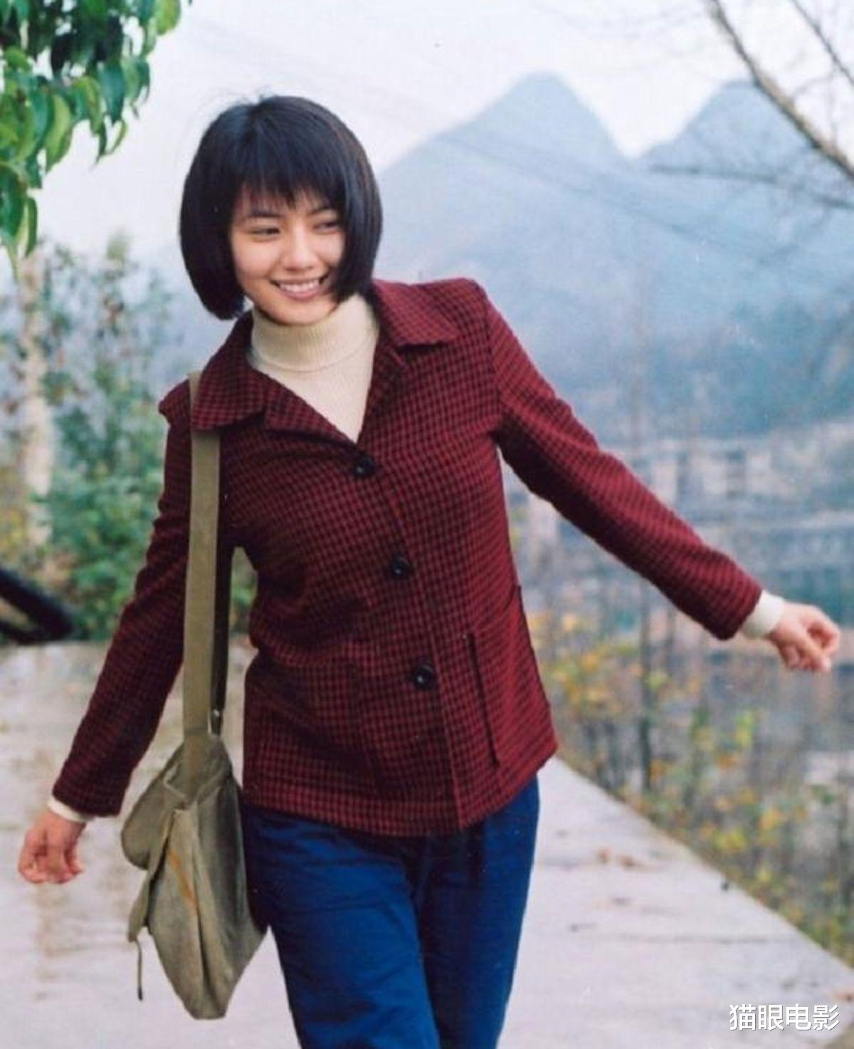 高圆圆|42岁高圆圆现身活动，穿黑色长裙秀出大片美肤，眼神迷离气质绝了