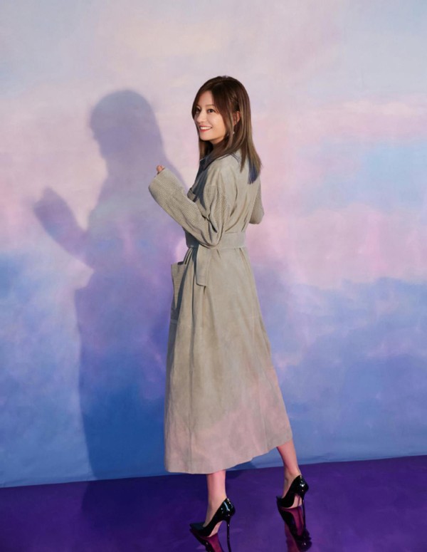 发型|赵薇掀起刘海更像“阔太”，穿连衣裙曲线撑得明显，美人不迟暮
