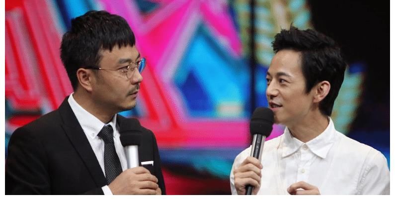 汪涵|47岁汪涵在农村开小卖部，鬓角发白肚腩突出，好友蔡国庆前来捧场