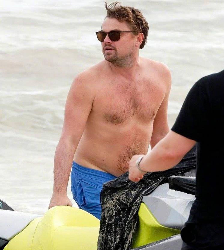 莱昂纳多·迪卡普里奥|小李子度假照再度曝光！大肚腩发福惹人吐槽，女友身材超火辣~