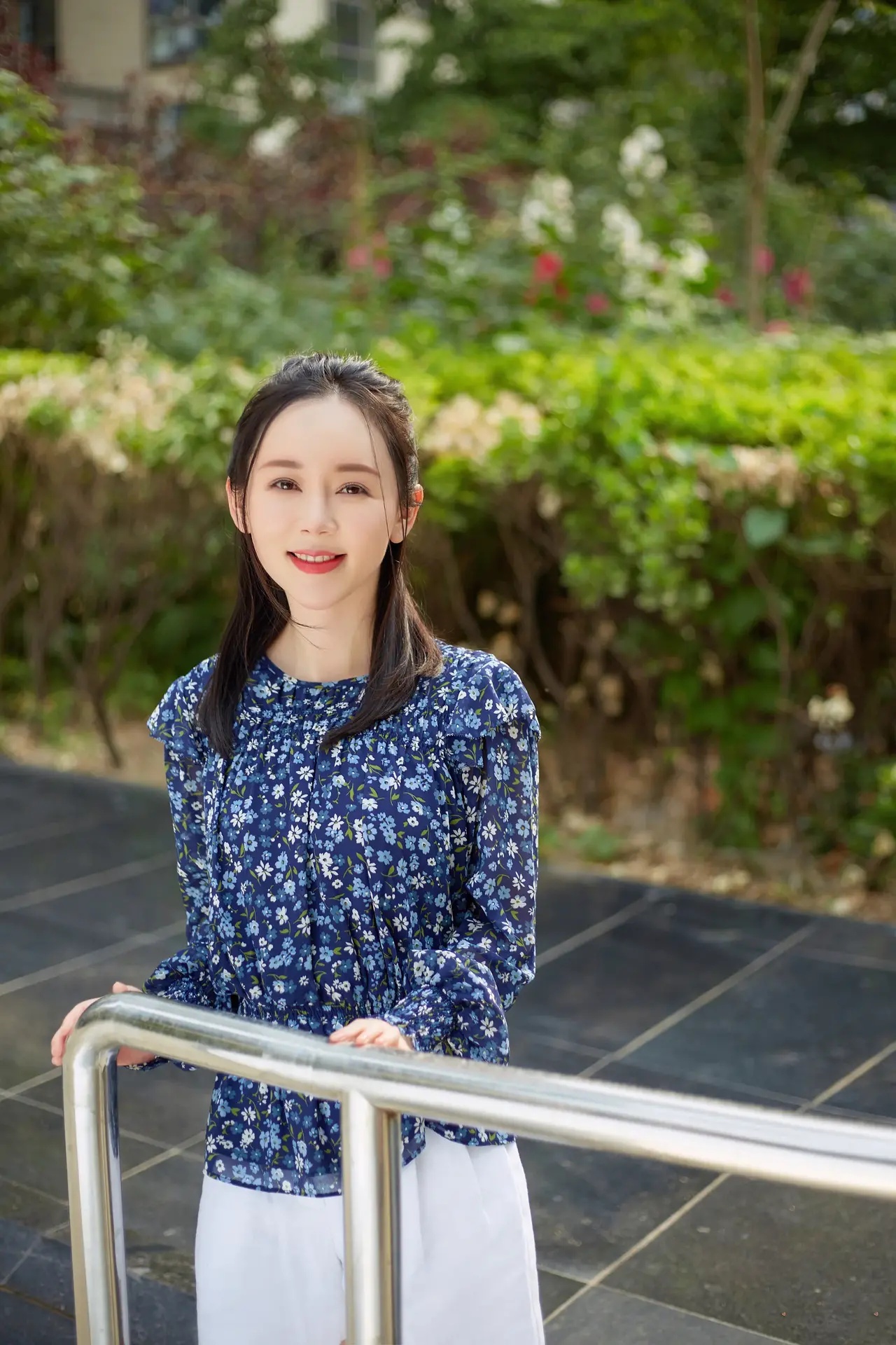 全球时尚号|魏新雨不仅歌甜,搭配服装也是“一绝”,蓝色印花裙简约大方