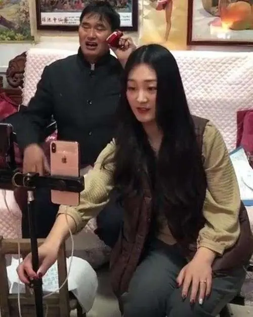 央视|2021年八位现象级网红：有人被膜拜成顶流，有人刚火就凉凉