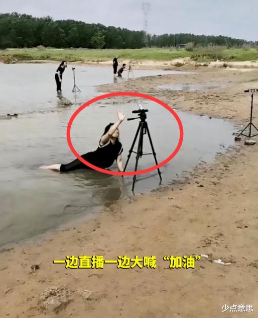 河南 千年暴雨惨被蹭流量：一条小河趴7、8个主播，各个大喊“河南加油”