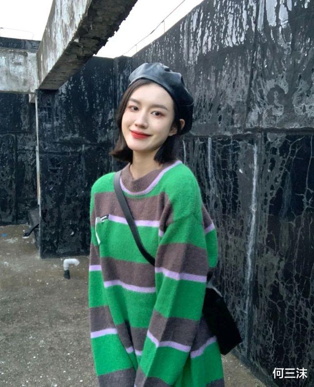 何三沫 秋冬穿搭不要搭配太多元素，有时候穿一件毛衣就够了，温柔又耐看