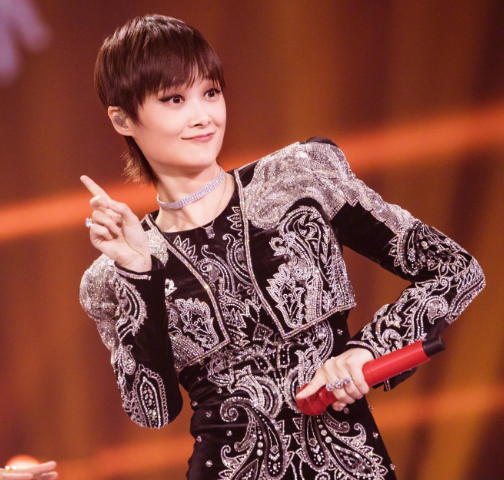 何洁|何洁零下8℃穿超短裙，商场卖唱太落魄，身材暴肥动作辣眼睛