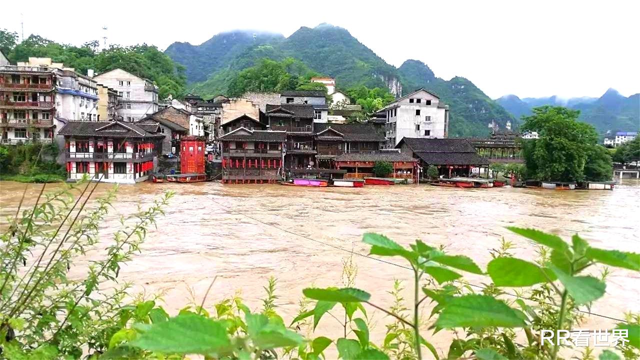 芙蓉镇 被遗忘的湘西古镇，不仅没有门票，坐特色拉拉渡仅每人1元