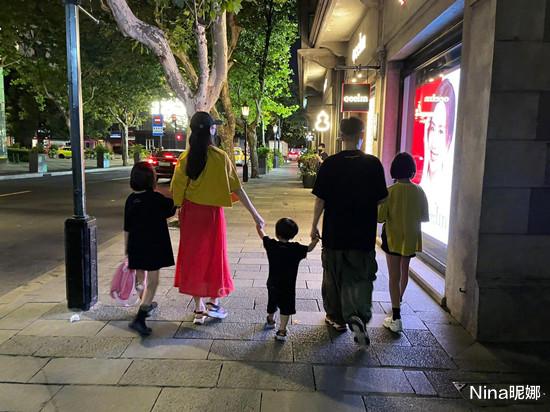 穿衣搭配|蔡少芬罕见染发大变样！48岁穿女团装跳舞快认不出，叛逆风太抢镜
