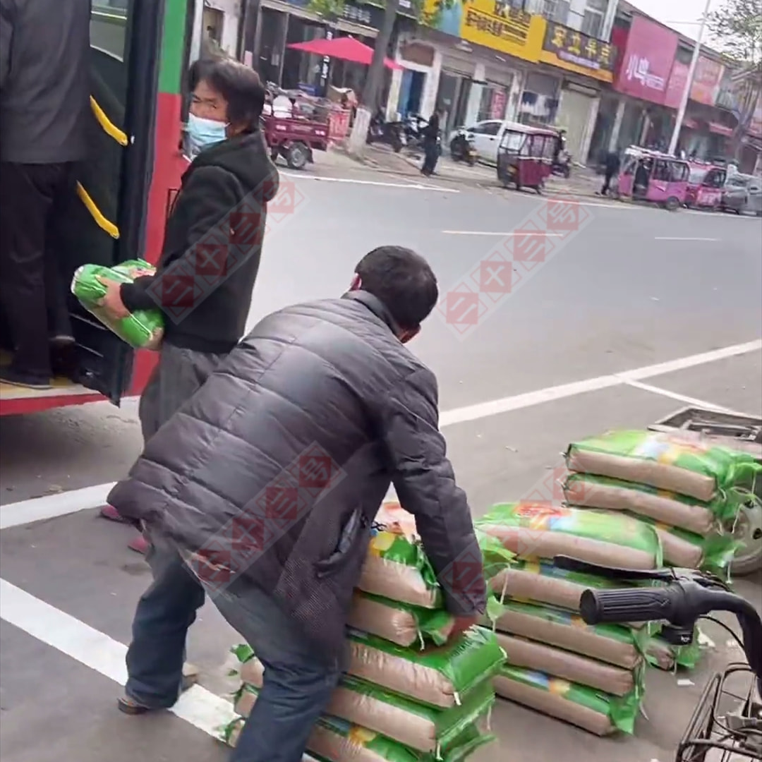 河南:男子拿着二十袋大米坐公交直接被拒,网友:公交不是拉货的!