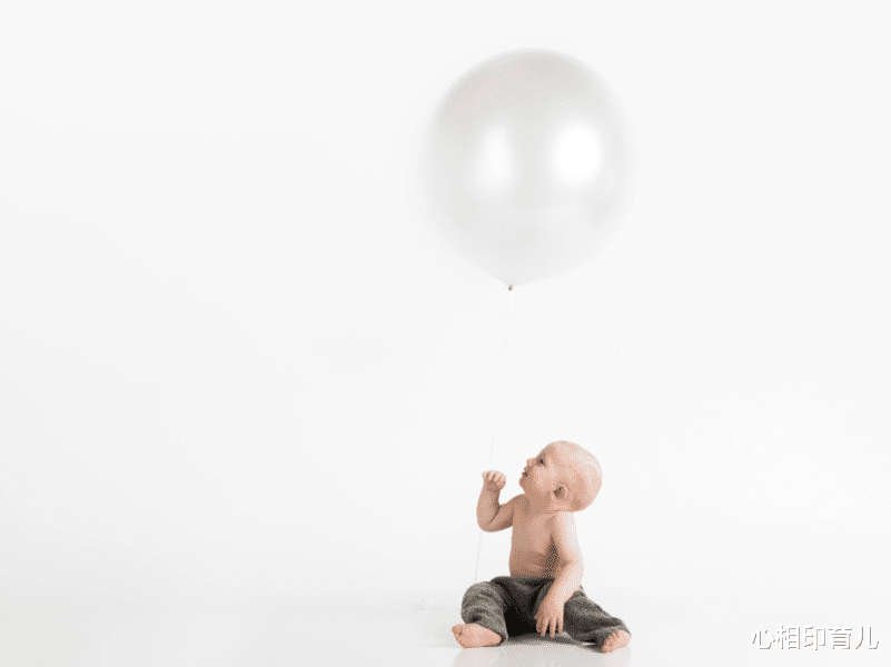 心相印育儿|一直抱着娃睡可取吗？不抱着不睡觉怎么办，折磨人啊