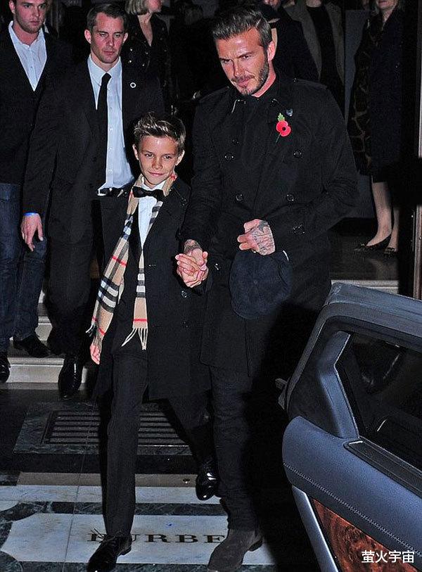 贝克汉姆|贝克汉姆19岁二儿子完美继承父亲，身为职业球员，给“大鹅”棉鞋当模特