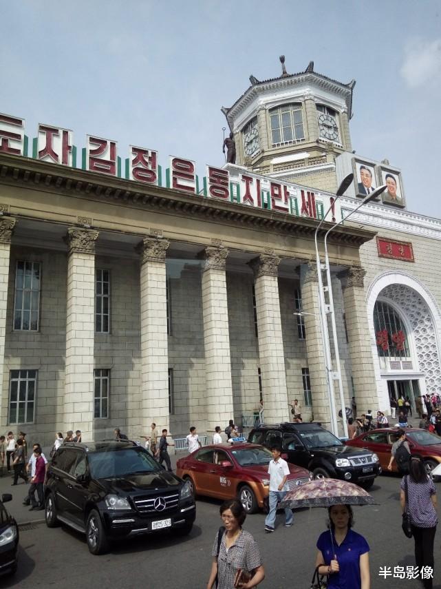 朝鮮火車站，隨處可見中國車，男司機洋氣時髦-圖2