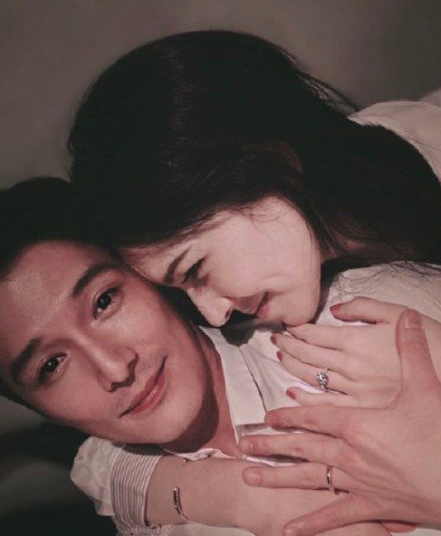 许玮甯|邱泽许玮甯婚后首露面！打扮低调举止亲密，与好友聚餐后拥抱道别