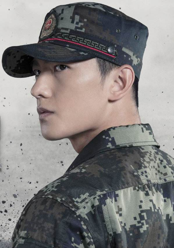 杨洋|杨洋10张绝版侧颜照片，这才是娱乐圈男明星的颜值天花板吧