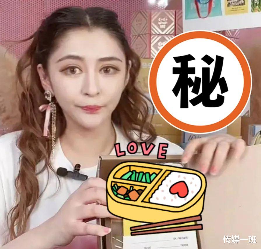 李心艾|李心艾瘦下来后直播带货，眼睛比例不协调，下巴似锥子连嘴也歪了