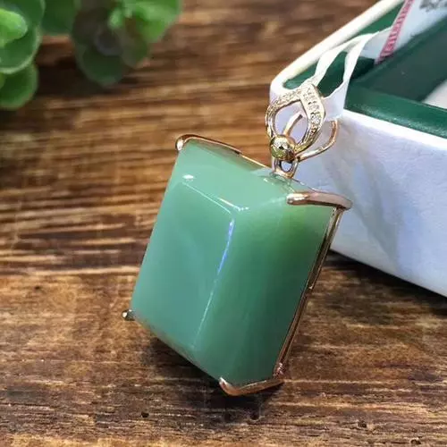 |4种和田玉，打灯看不到结构，难道是假货？