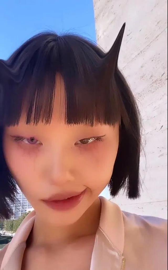 |美凤拍眯眯眼视频多次贬低华人，遭品牌方下架海报，改名后装可怜