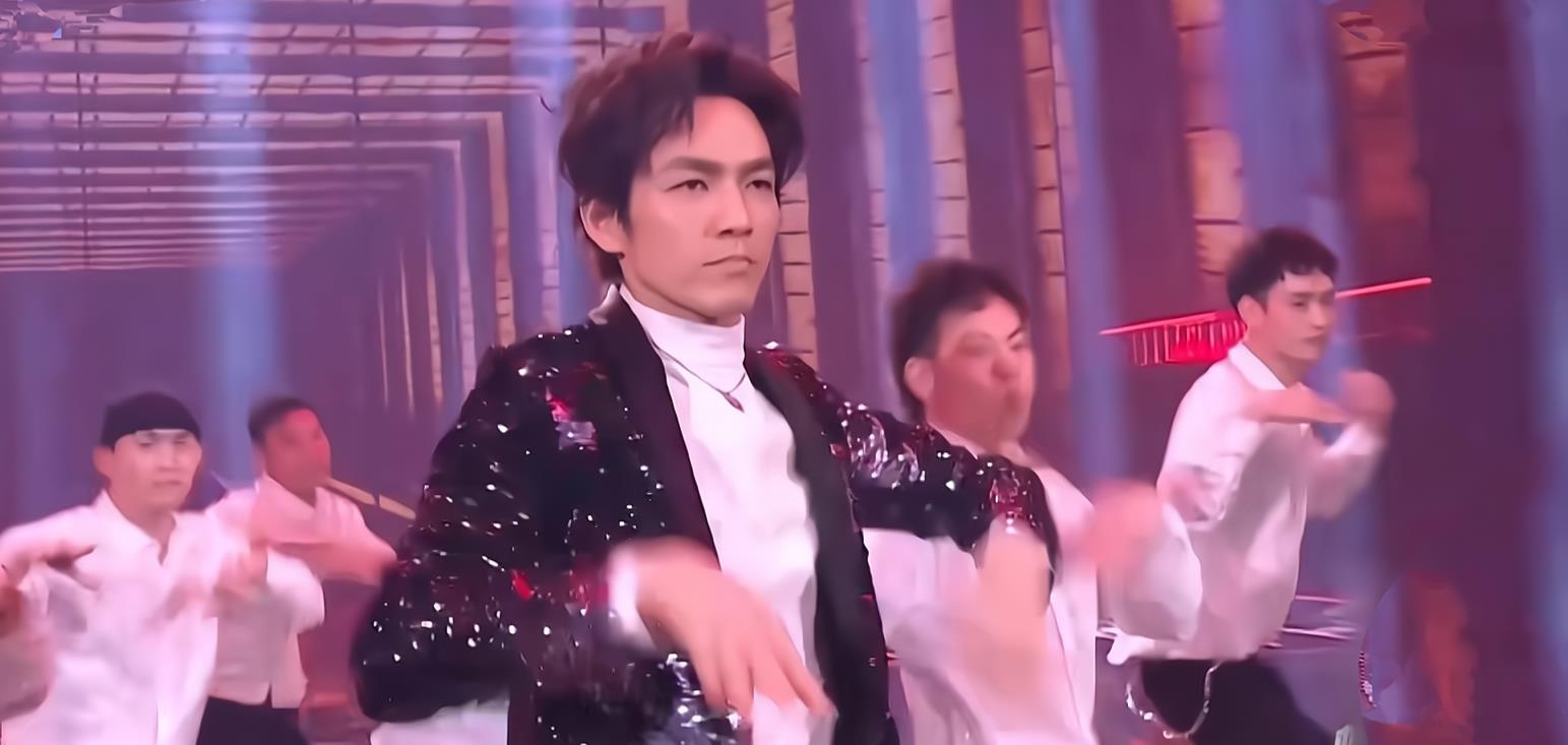 钟汉良|钟汉良生日，《街舞》哇挖酷宝队员送祝福，“小红”的话很暖心