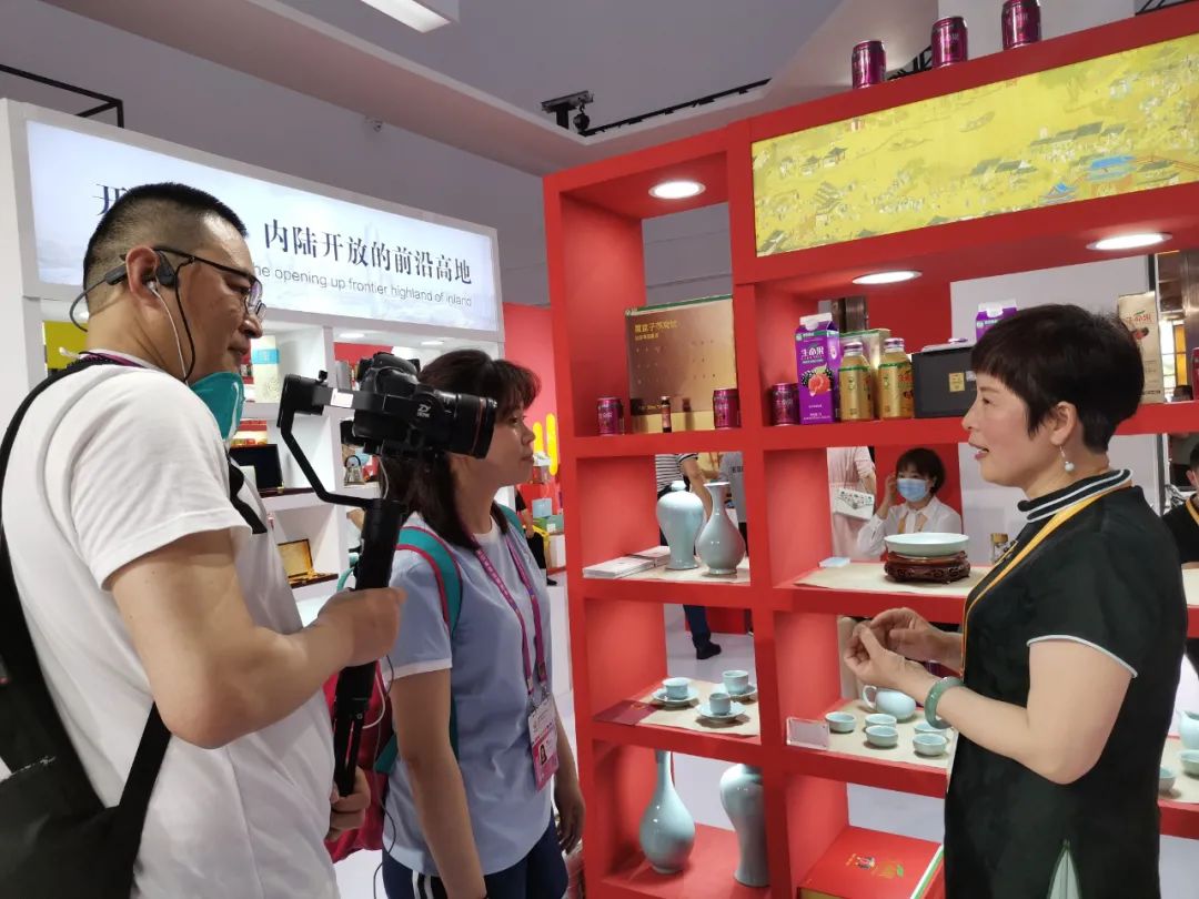 汝州广播电视台 汝州两家汝瓷企业参展首届中国国际消费品博览会！