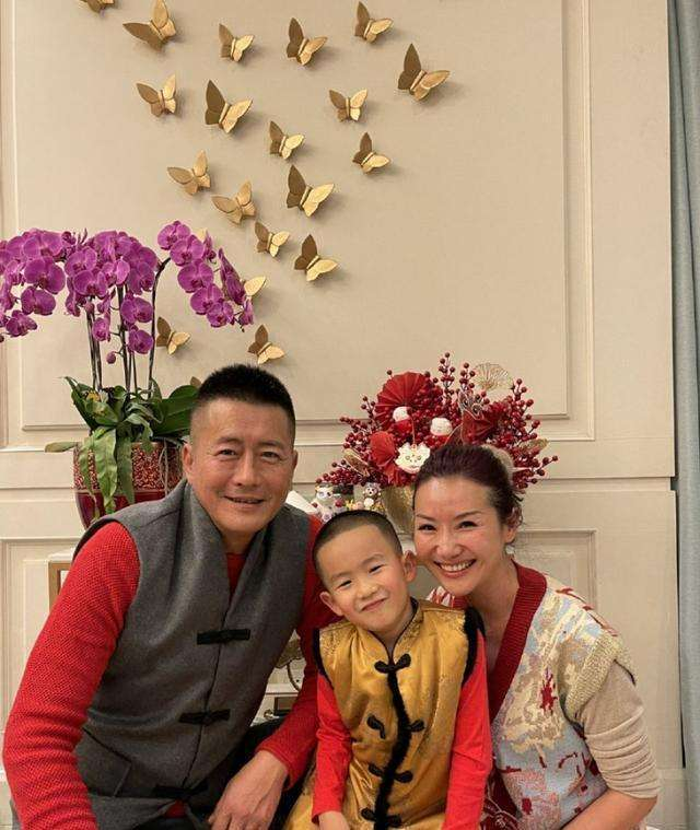 江珊|江珊57岁前夫罕晒全家福，41岁富商妻子身材苗条，5岁儿子神似爸