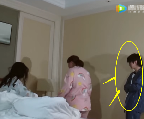 关晓彤|关晓彤被吵醒后，下意识小声嘟囔一个名字，看清嘴型：华晨宇表情一僵