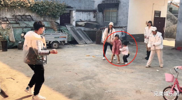 奇奇|田静晒砸沙包视频，舅舅把悦悦小姨当“挡箭牌”，奇奇兴奋到打人