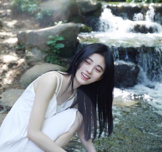 刘亦菲|鞠婧祎被同门师妹模仿后，精致风变简约风，晒夏日照片秀锁骨窝