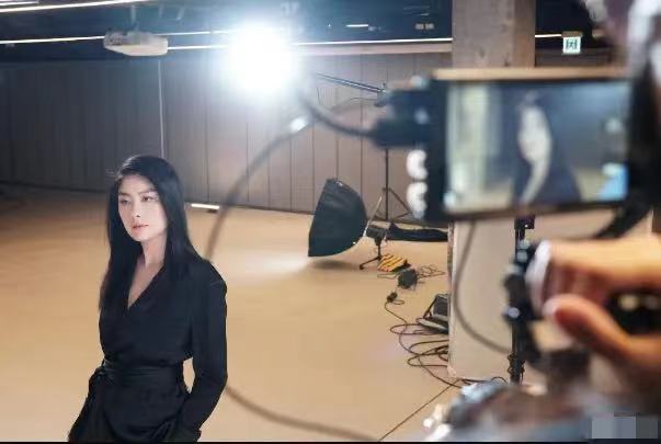 袁姗姗|陈慧琳一家四口参加贵妇聚会！俩儿长得富态，老公胡子拉碴太野性，似老头