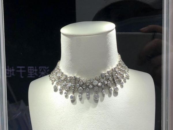 长江日报 关注消博会   湖北消费品“旗舰”向全球展示