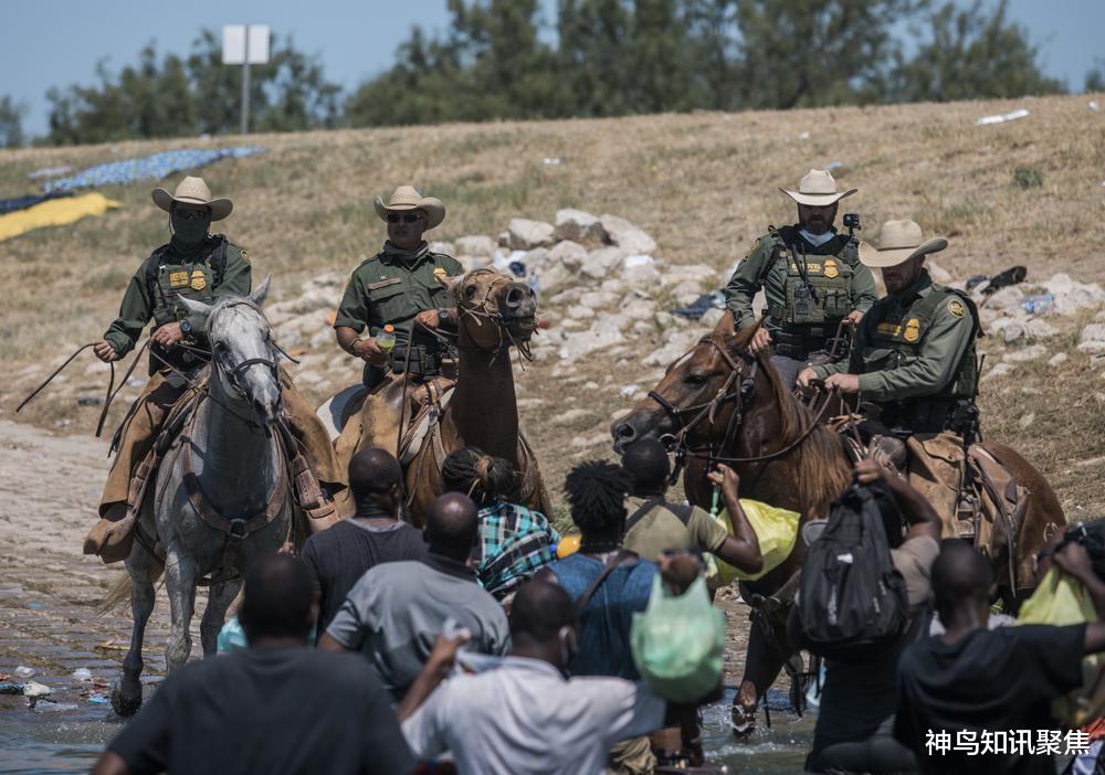 美国|美国骑警挥鞭驱赶难民，大批黑人仓皇逃奔，网友：虐待黑奴重现