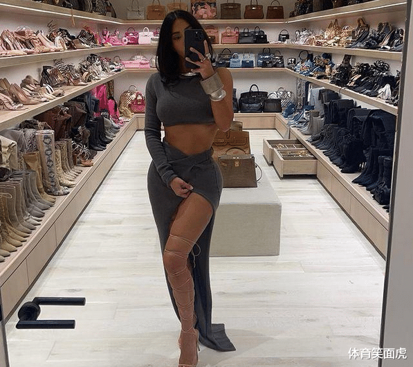 金·卡戴珊|41岁卡戴珊晒睡沙发照，总结努力的自己，鞋包间令大码模特羡慕！